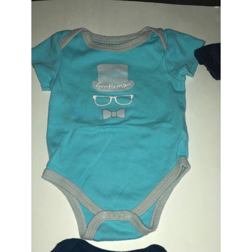 Baby bodysuit bundle - Picture 2 of 5